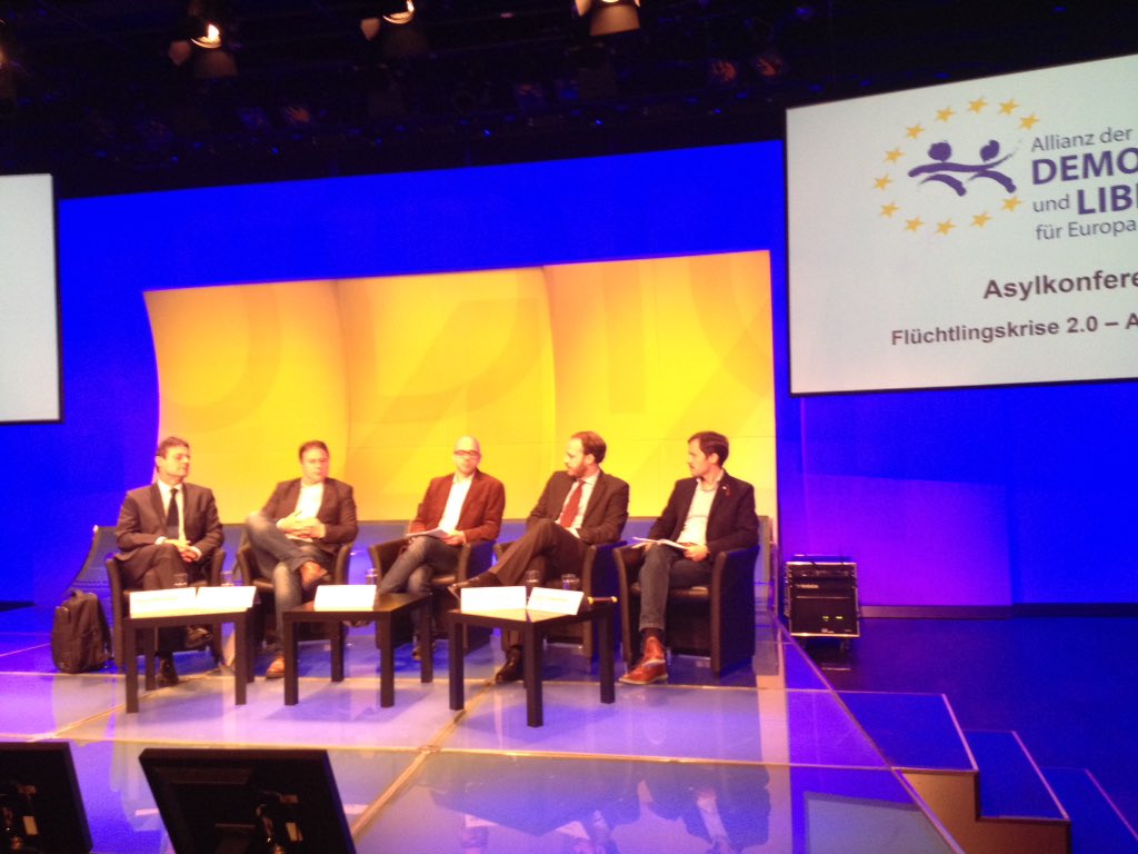 neoslab_eu's tweet photo. @KlausSchwertner "Wer Österreich liebt, der spaltet es nicht" #Asylkonferenz von @AngelikaMlinar mit @joseflentsch https://t.co/uflbsT7quK