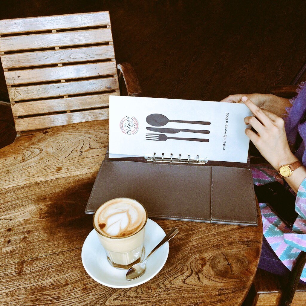 Dalam interaksi sosial, secangkir kopi adalah simbol sebuah status dan pergaulan.

#TheOldwayCafe