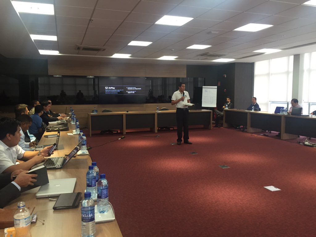 Pr. @ArielAracena89 Director #IDECBolivia tomando Meditación para Directores del MBA de Publicaciones en la DSA