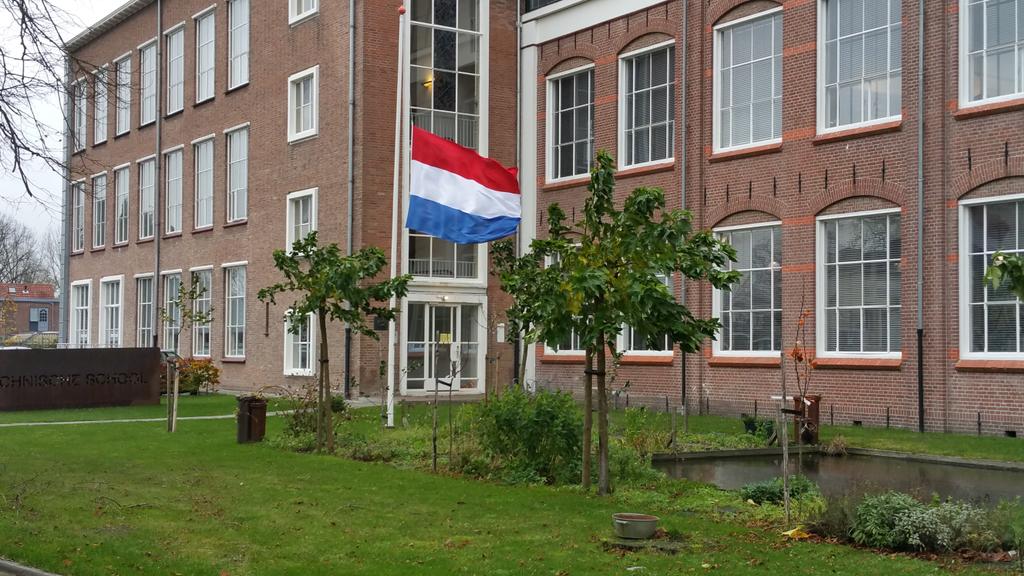 Ter nagedachtenis aan de slachtoffers in Parijs hangen wij vandaag de vlag halfstok