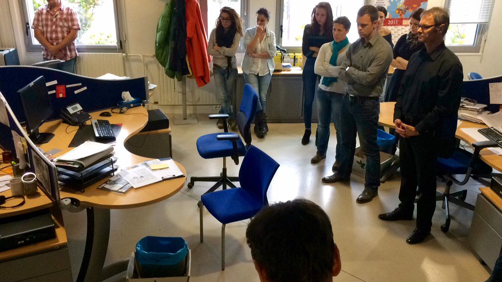 F3PaysdelaLoire's tweet photo. #minutedesilence dans la #redaction #nantes #f3pdl #respect #AttackParis #attentats https://t.co/70GCr4h7dj
