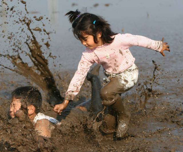 humour_group's tweet photo. This week's pic. Got a good caption? #captioncontest #captions #funny #jokesgroup #mud #kids #children #push #fall https://t.co/WL60hq6wsF