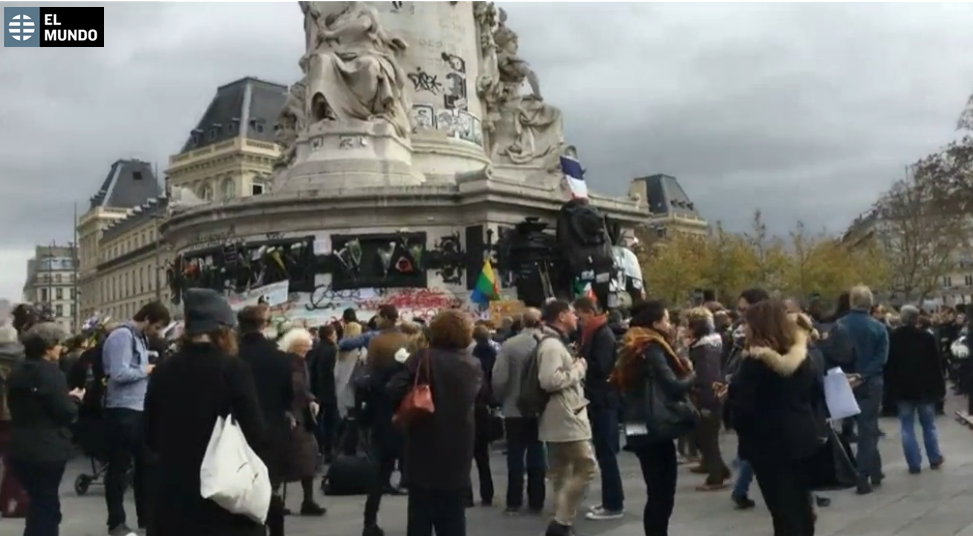 ElMundoEnVivo's tweet photo. #EnDirecto Minuto de silencio en la Plaza de la República de París. https://t.co/qmJGAkn94I Por @CarmelaRios. https://t.co/Psoe8O3Qvi