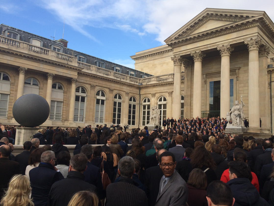 AssembleeNat's tweet photo. Minute de silence dans la Cour d'honneur en hommage aux victimes des #attentatsParis #directAn https://t.co/43Elg0rMQT