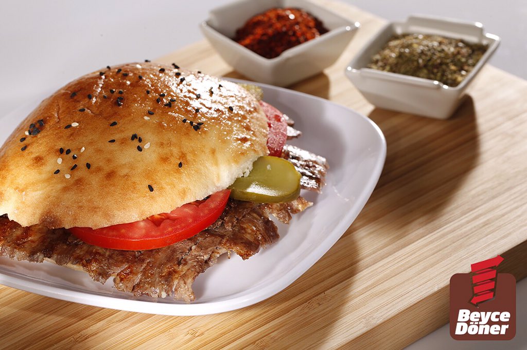 BeyceDoner's tweet photo. Haftanın ilk günü için size önerimiz yeni Karaköy şubemizde nefis tombik döner.👍🏻 Afiyet olsun😋 #beycedöner #karaköy https://t.co/gn0m97n1OL
