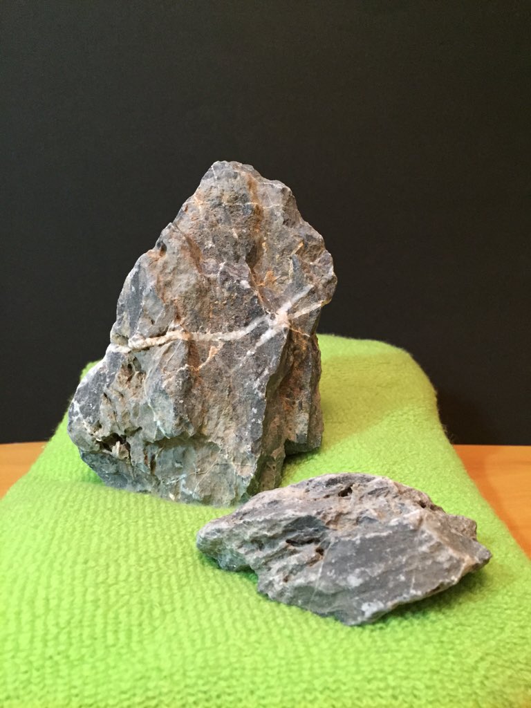 Nights Twitterissa Aquarium 石組 龍王石 全体的に青味があり 白い筋が特徴 白が強い色の物は 昇竜石 昇龍石 などとも呼ばれています T Co Uakhynakea