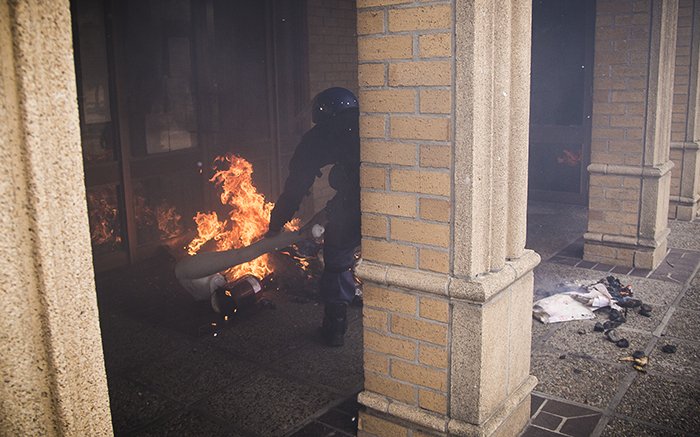 ewnupdates's tweet photo. [WATCH] Protesting CPUT students clash with public order police https://t.co/GKRjGmrzro #cputfeesmustfall https://t.co/l7w0Xalnhm