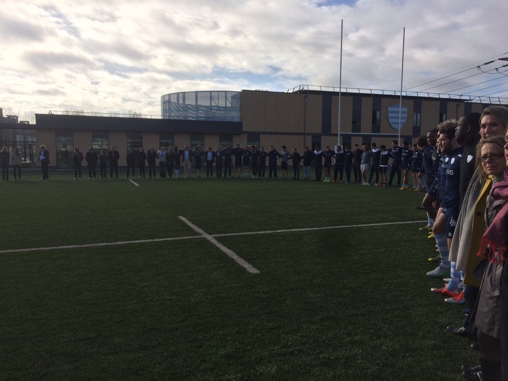 racing92's tweet photo. Après une minute de silence, la Marseillaise a retenti au Racing 92 ! 🇫🇷 #RacingFamily https://t.co/MKKzBakKwo