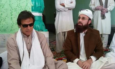 PTIofficial's tweet photo. چیئرمین پاکستان تحریک انصاف عمران خان نے بهور شریف دربار پر حاضری دی https://t.co/4cyq4sVINh