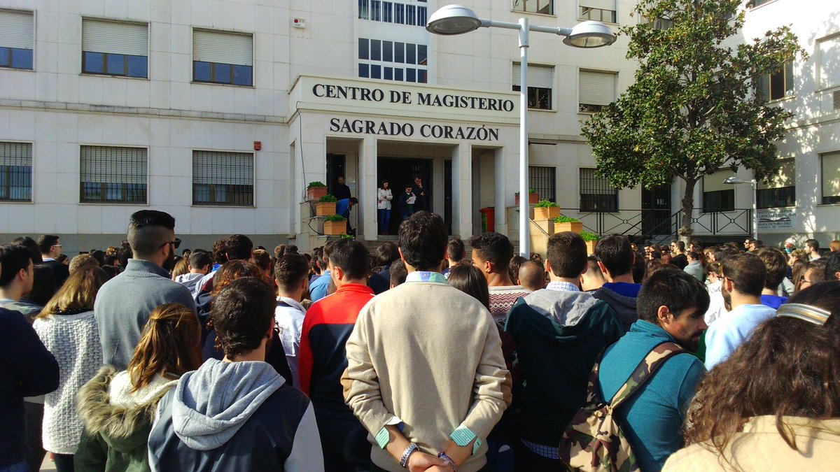 Magisteriosc's tweet photo. Emotivo homenaje y minuto de silencio por las víctimas de los Atentados de París https://t.co/7AIYfQvj4m