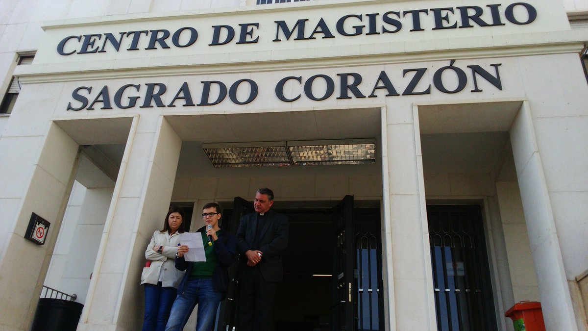Magisteriosc's tweet photo. Emotivo homenaje y minuto de silencio por las víctimas de los Atentados de París https://t.co/7AIYfQvj4m