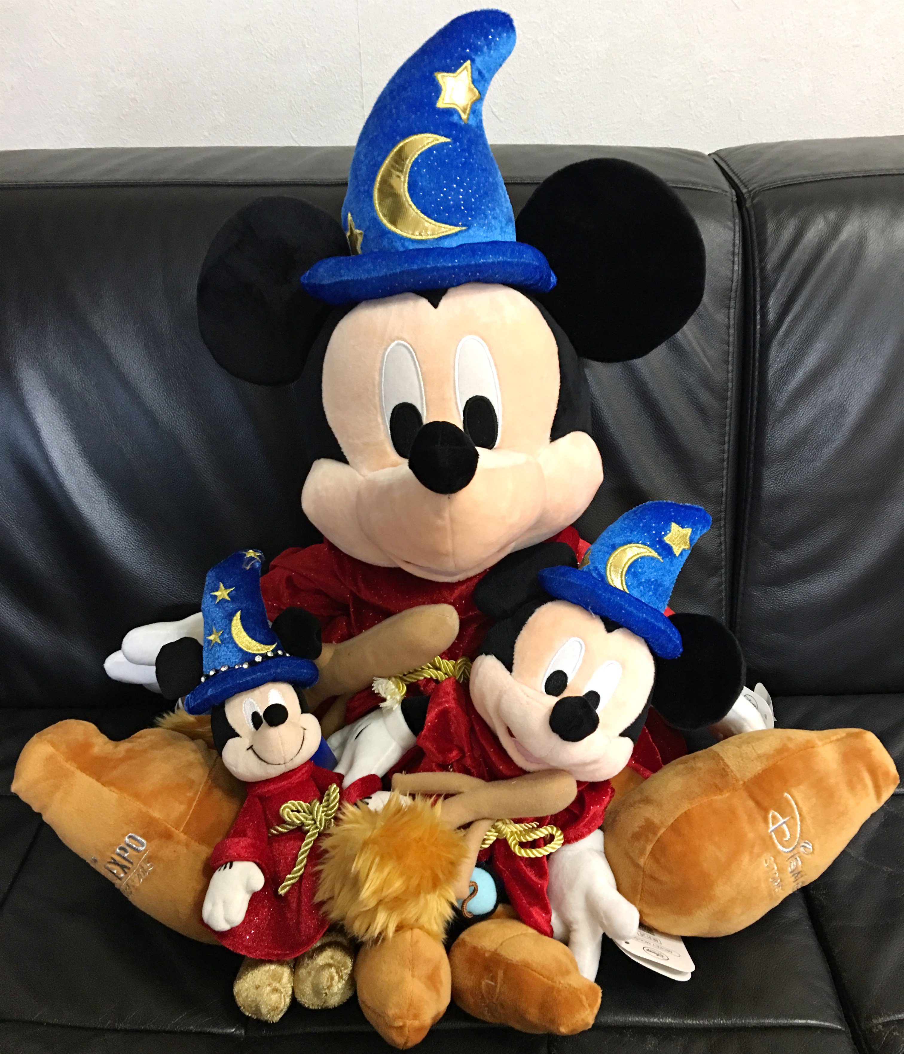 Mezzomikiのディズニーブログ D23 Expo Japanで先行発売されていたソーサラーミッキーぬいぐるみも11月18日に全国のディズニーストアで発売されます 表情もかわいいぬいぐるみでおすすめです T Co Bfuupozltz T Co 649hpaaxfh Twitter