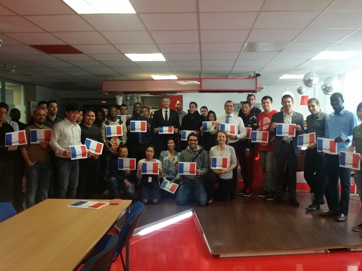 linagora's tweet photo. Quelques sourires après une longue minute de silence. Pour vaincre la haine. #ParisAttacks https://t.co/AjQGd5W0OM