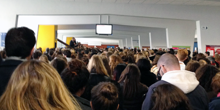 UnivCathoOuest's tweet photo. Silence émouvant et recueillement à l’UCO Angers, hall Bazin #PrayForParis #universitedebout https://t.co/eR9x9vvq6C