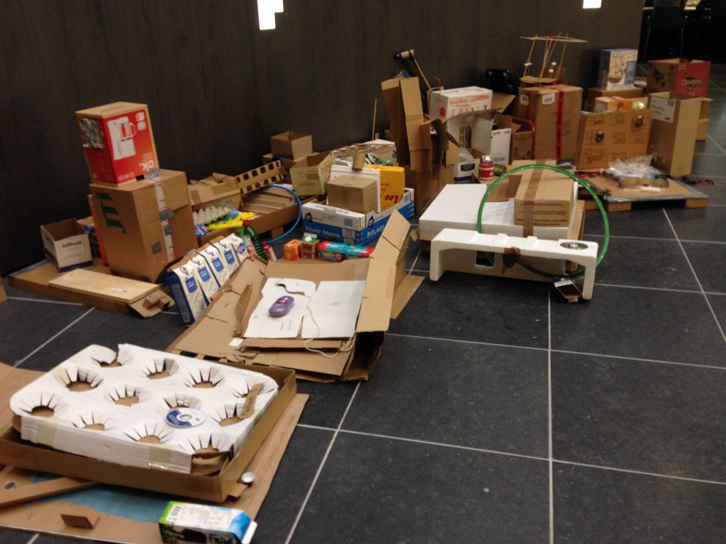 Nu nog 'afval', straks 'Stad v.d. Toekomst' in hal Gemeentehuis D'chem door kids Pr. Hendrikschool@NicoWissing