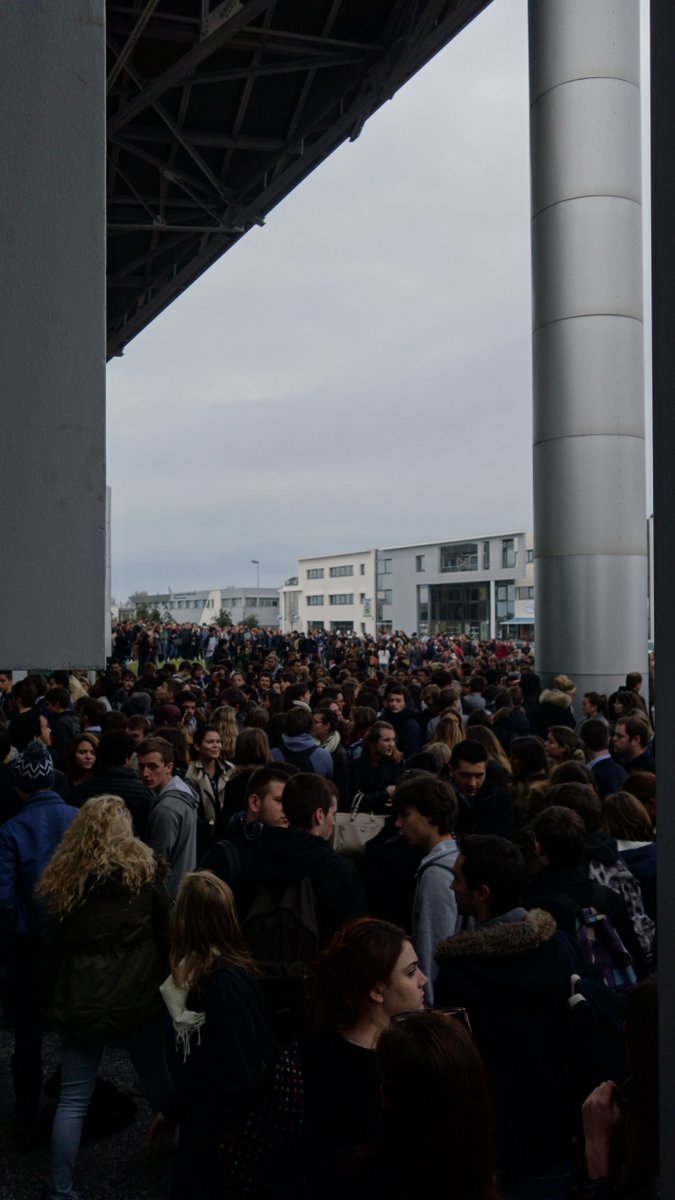 UnivLaRochelle's tweet photo. Mobilisation sans faille des étudiants et universitaires @UnivLaRochelle #universitedebout #minutedesilence #France https://t.co/Eo2f7FuaYM