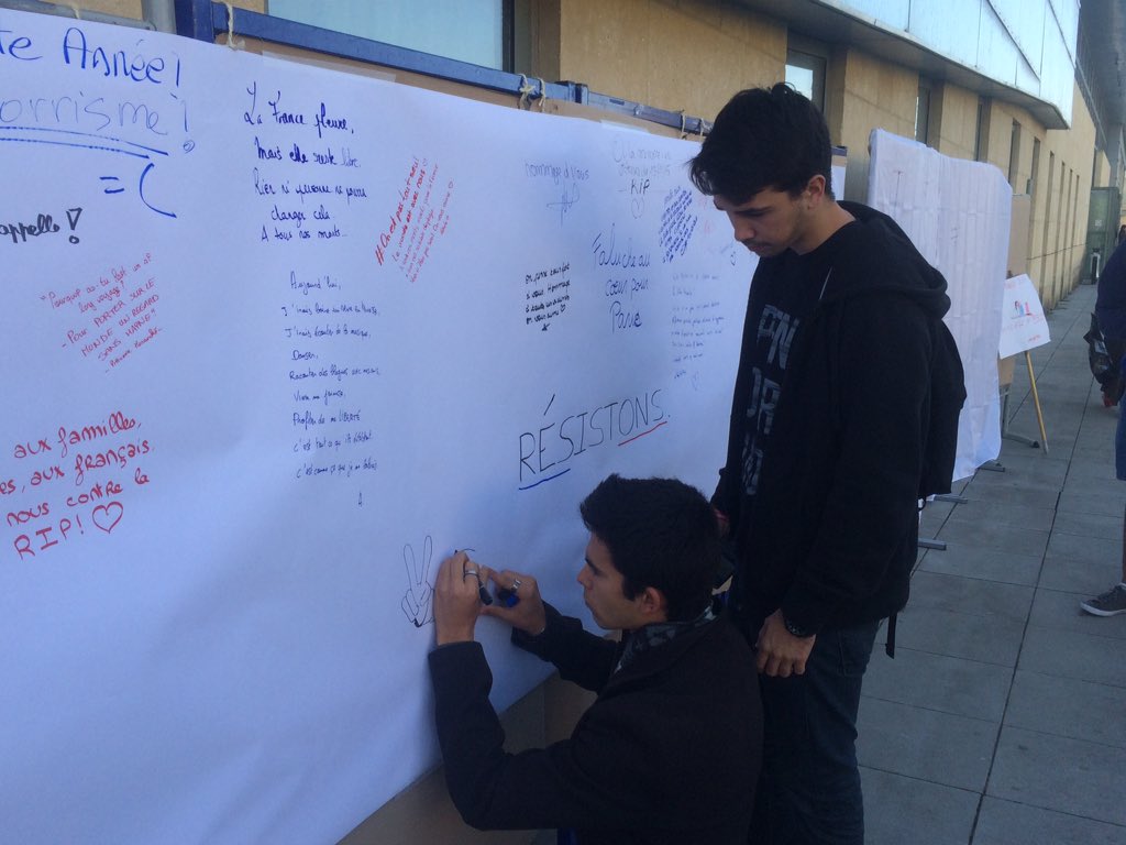 InterA_Avignon's tweet photo. Les étudiants rassemblés autour de local des associations de @UnivAvignon. Un mur d'expression est à disposition. https://t.co/rqkO2HwGot