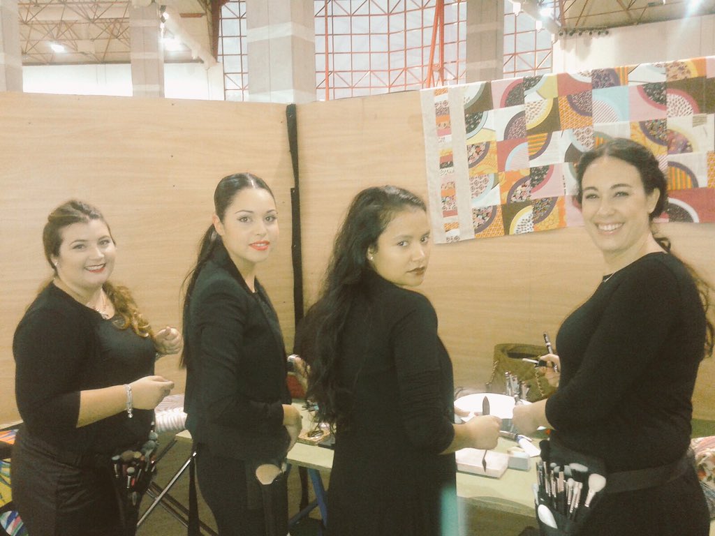 #Lunes lleno de energía para afrontar la semana! Empezamos contado un colorido desfile en #CREARTE2015 en FERMASA!^^