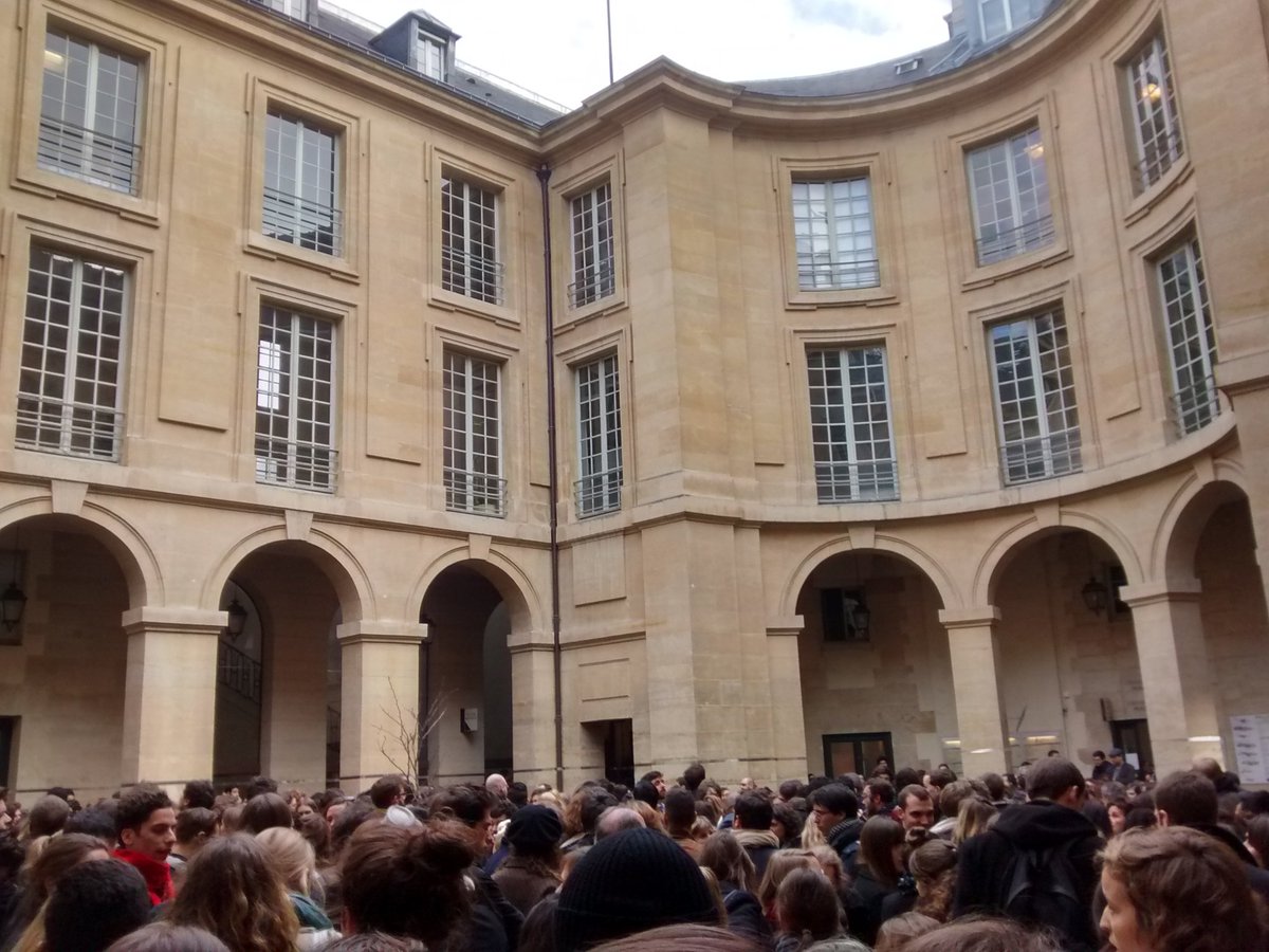 camillemarquis's tweet image. #minutedesilence pour victimes #ParisAttacks @AssasTwits #NousSommesTousUnis