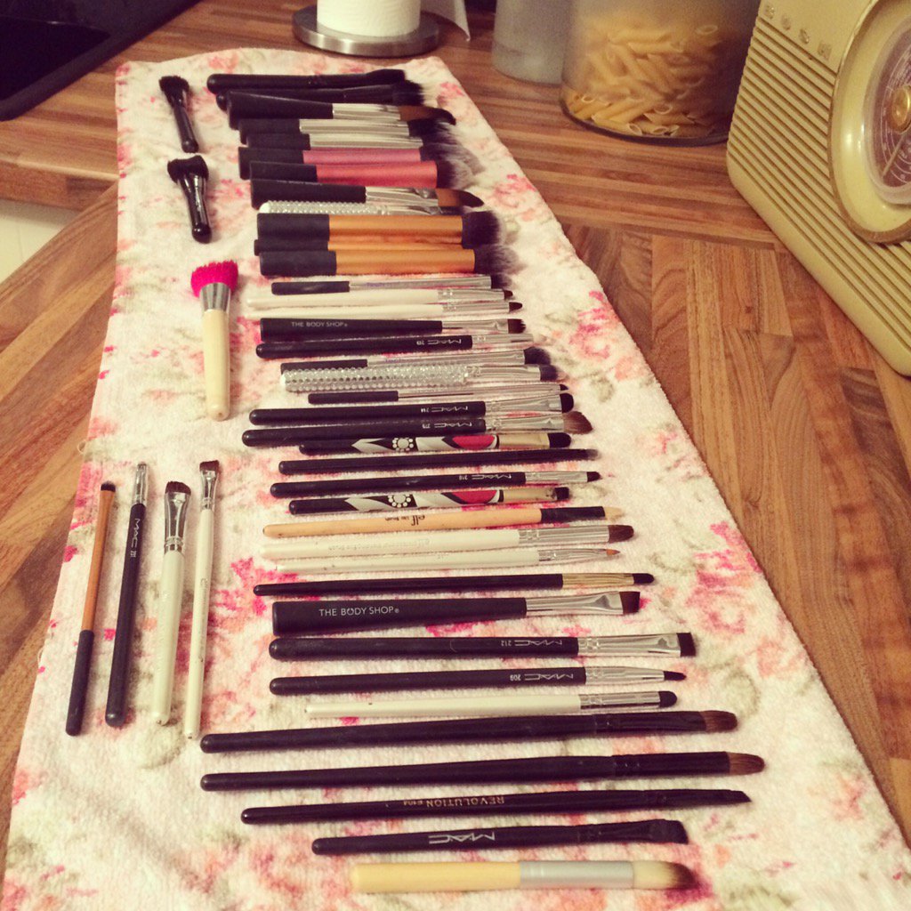 BeautyandtheBun's tweet photo. Who else hates #makeupbrushcleaning day!! π«π«π« #makeup #makeupproblems #brushcleaning #blogger #bblog #beautyproblems https://t.co/B1uXq9SApH