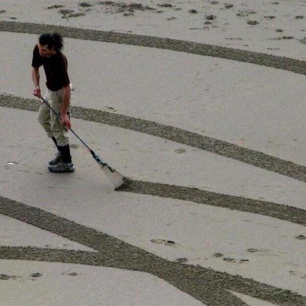SpeakComedy's tweet photo. an artist who uses the beach as his canvas... now this is art! https://t.co/2xngnZ6np7