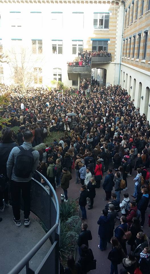 PAPN_Lyon3's tweet photo. Grosse affluence des étudiants pour la  #minutedesilence suivie d'une Marseillaise à #Lyon3 https://t.co/UBabczVi9r