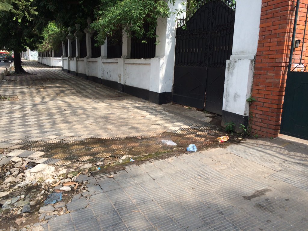 Letive's tweet photo. @EssapSA ya cumplió un año esta perdida cloacal, que lo que hay que hacer para que arreglen? @clariarias https://t.co/J33isaxUc6