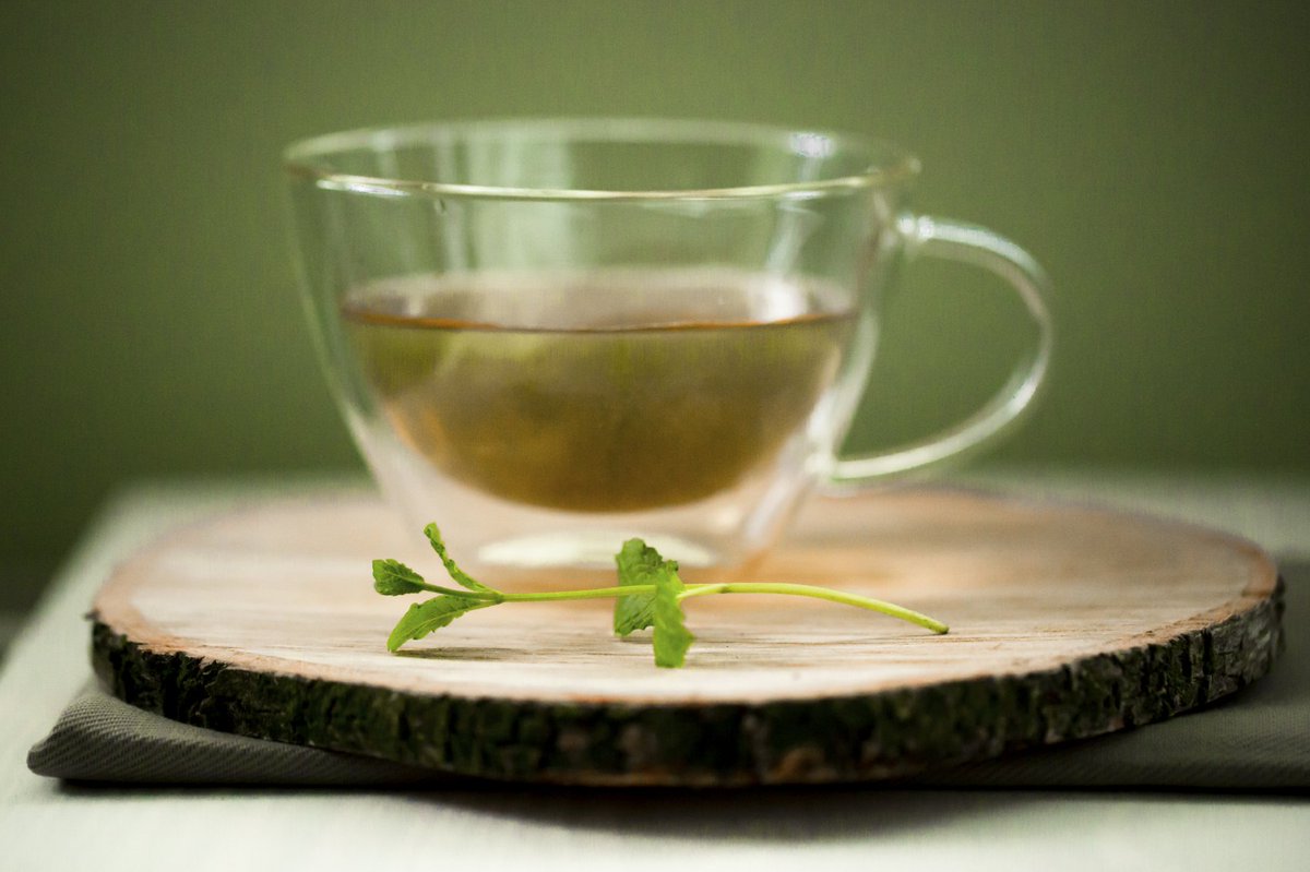 Зеленый чай при диабете можно. Зеленый чай. Чай на зелёном фоне. Зеленый чай эликсир долголетия. Обои на телефон зеленый чай.