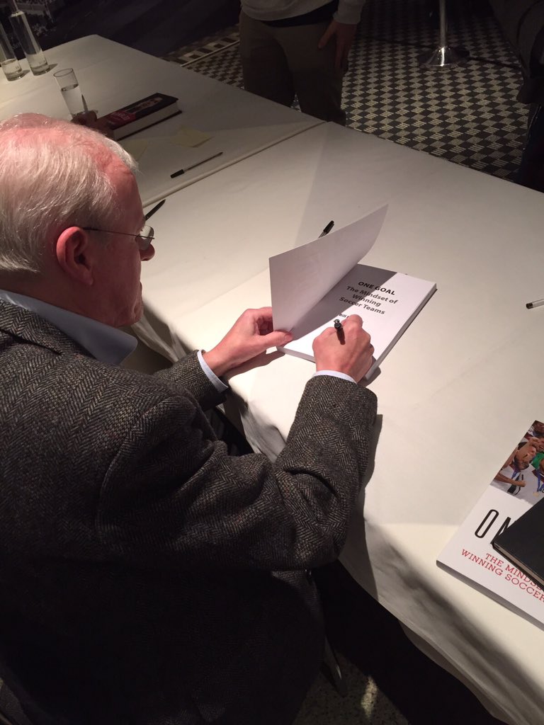 HumanKineticsEU's tweet photo. Check out Bill Beswick's book signing. Thanks to @lswf15 for holding an entertaining and insightful event! #OneGoal https://t.co/ajIPgTLmtV