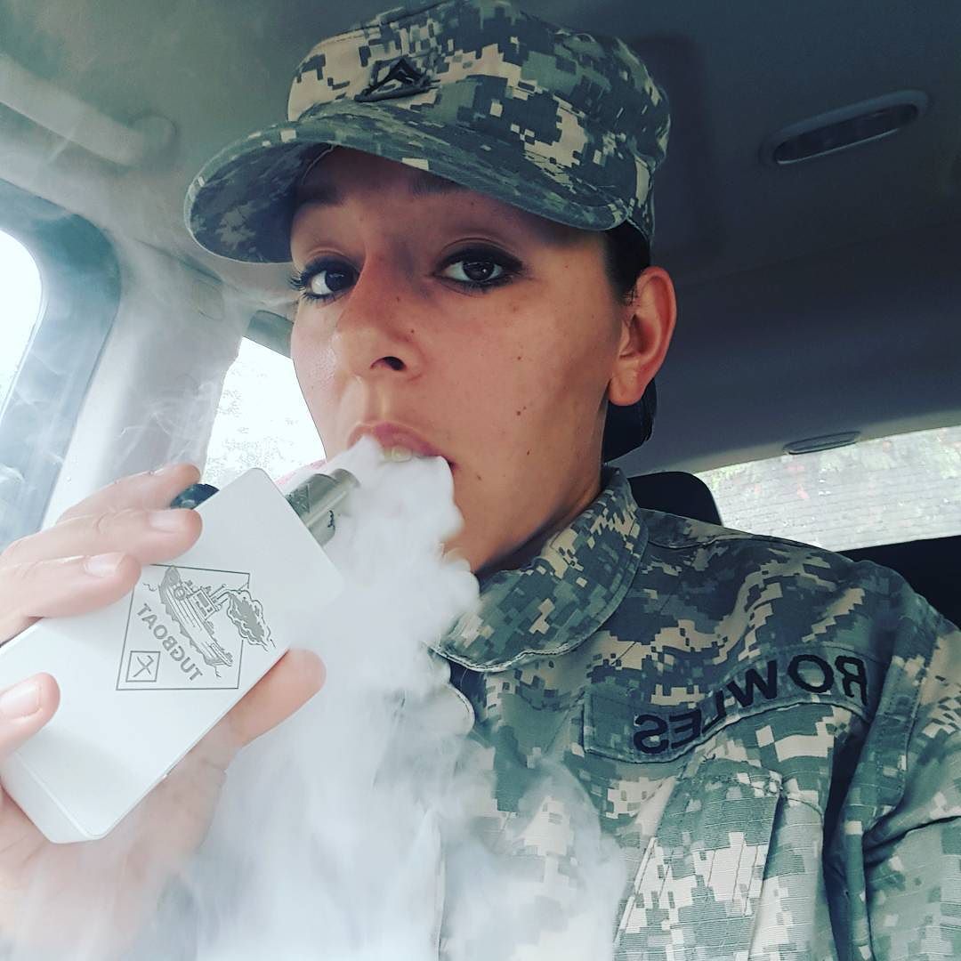 vapelifemag's tweet photo. Girl of the day https://t.co/fwMjr5QgFs