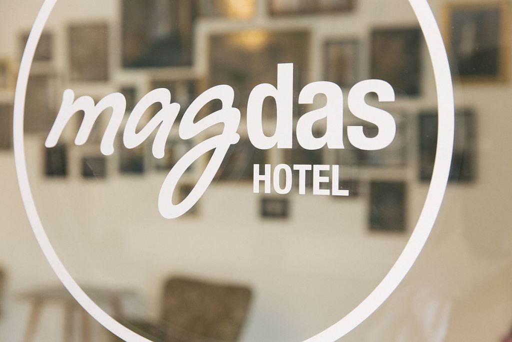A HOTEL RUNNED BY REFUGEES: THE MAGDAS HOTEL infiniteviewer.wordpress.com/2015/11/16/a-h…