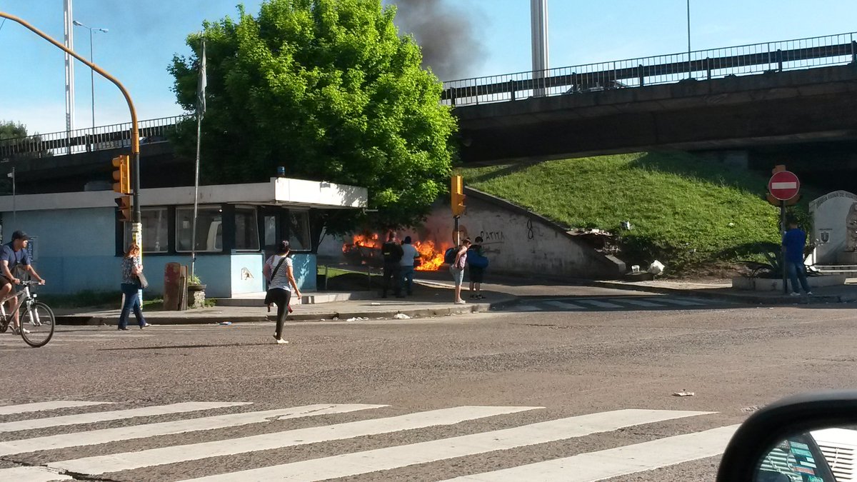 viabba's tweet photo. Gral. Paz y ruta 3 .. se quedaron dormidos los bomberos https://t.co/jOt0H4kuNj