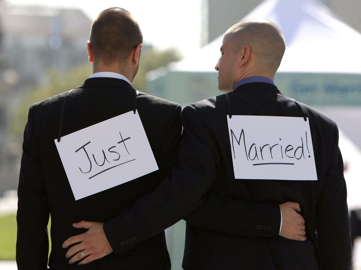 MidlandsZone's tweet photo. WAHOO! From today, same-sex couples in #Ireland can get married! Today is a good day! #GayMarriage 🌈 👭 👬 ❤️ https://t.co/BvxDcvsD4d