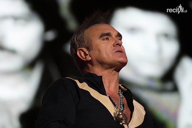 recitalcl's tweet photo. Revive el homenaje de Morrissey en #MPF2015 a las víctimas de atentados en Francia https://t.co/IKbHegG1o1 RT https://t.co/l5tiEcXxgE