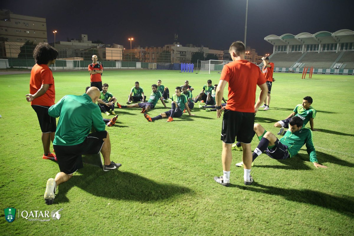 استهل المدرب جروس تدريبات الفريق الكروي الأول مساء اليوم بمحاضرة فنية شرح من خلالها عدداً من الجوانب الفنية
#AHLIFC