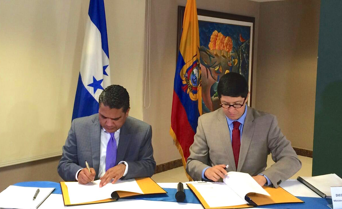 ProEcuador_'s tweet photo. Min. @DiegoAulestiaV y Sec. Desarrollo Económico de Honduras @aldenrm1, firmaron inicio de negociaciones comerciales https://t.co/HRV6o1eK6D