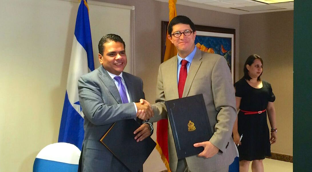 ProEcuador_'s tweet photo. Min. @DiegoAulestiaV y Sec. Desarrollo Económico de Honduras @aldenrm1, firmaron inicio de negociaciones comerciales https://t.co/HRV6o1eK6D