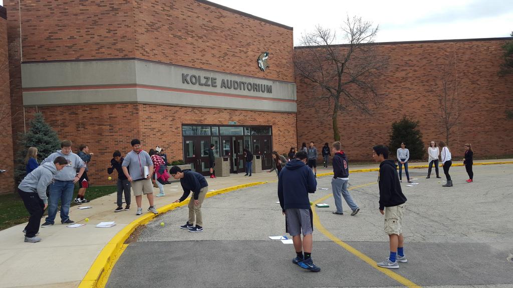 tharding157's tweet photo. Math activity outside! #fhsspirit https://t.co/vAZeelLuU8
