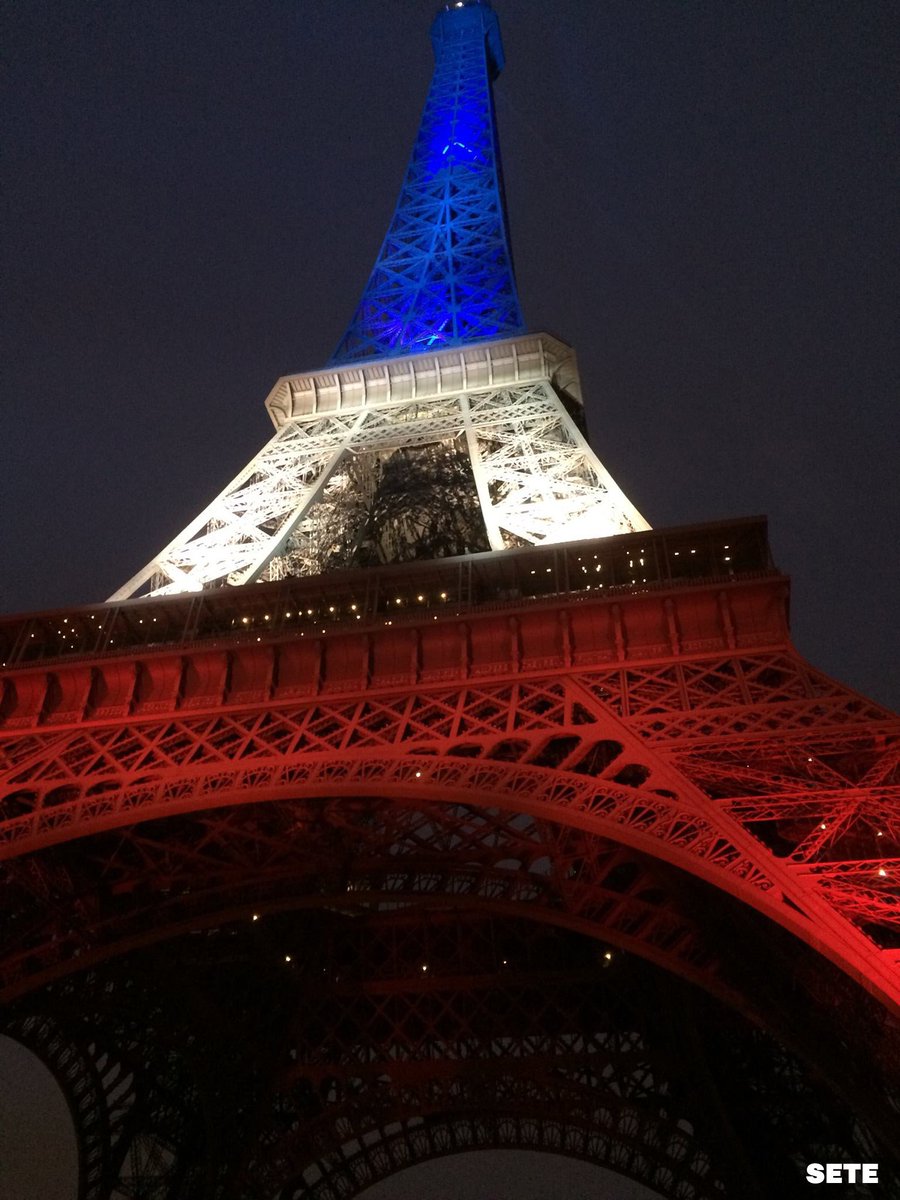 ABC's tweet photo. The Eiffel Tower is illuminated in the colors of the French flag in honor of the victims of the #ParisAttacks. https://t.co/AqD3LJL76G