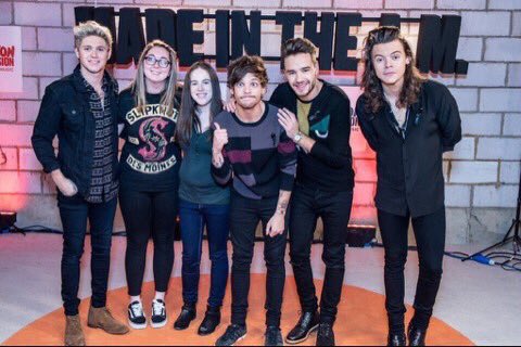 LarryUpdatesITA's tweet photo. I ragazzi con delle fans alla London Session. (16.11.2015) 

#1DLDNsession https://t.co/QxLjSmE6J7