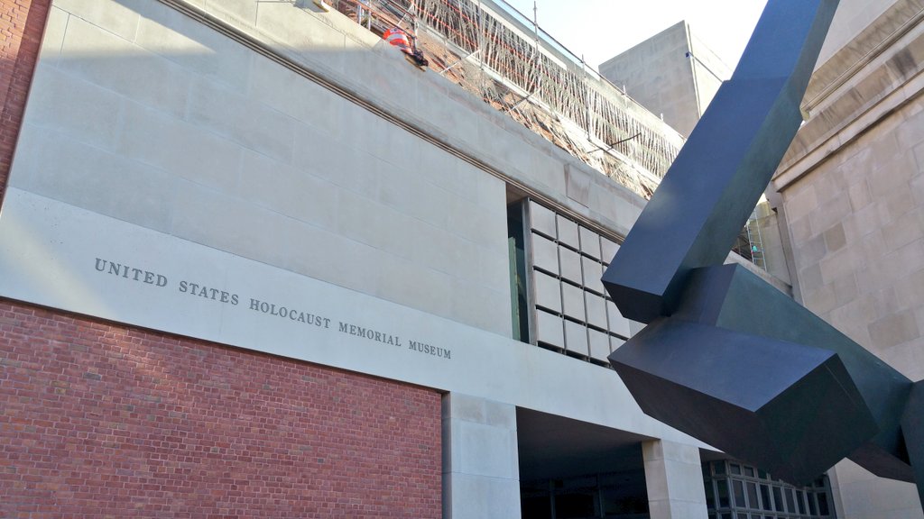 PopatVee's tweet photo. A beautiful day in Washington, D.C.  Lunch in front of the Holocaust Memorial Museum. #teachingtolerance https://t.co/hrTvqLFBS5