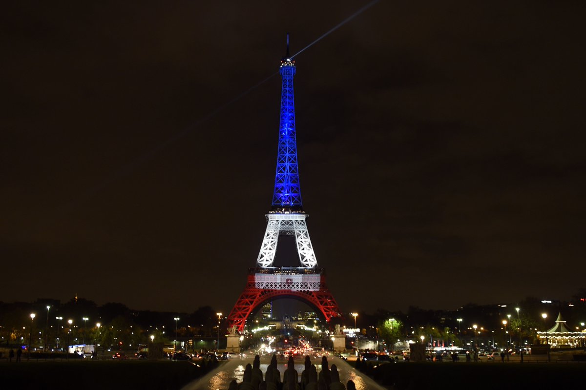 The Eiffel Tower reopens, lit up with colours of the tricolore. Latest #ParisAttacks updates trib.al/wK7jQe5
