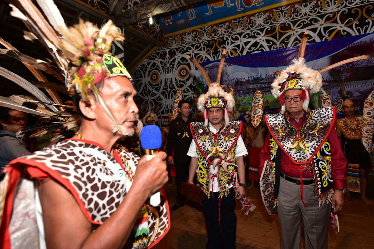 Malam ini menteri <a href="/marwan_jafar/">Marwan Jafar</a> diberi gelar adat dayak kenyah "NGANG'  kestaria burung yg melalang buana &amp; pengayom
