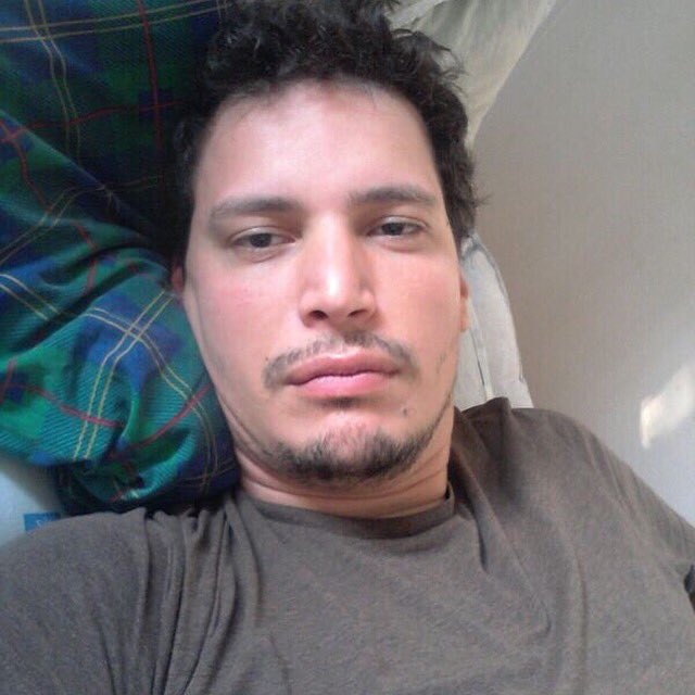alouchaeltunisi's tweet photo. Je recherche toujours mon cousin Idir 4 jours qu'on arrive pas a le retrouver #rechercheParis #Paris #PrayForParis https://t.co/VR5Md1qwEo