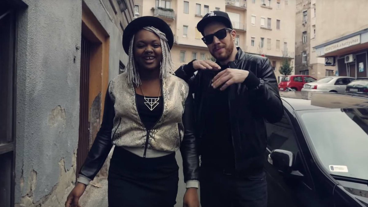 Nagyot perecelt az operatőr #Monkeyneck klipjében dlvr.it/Cls8B9