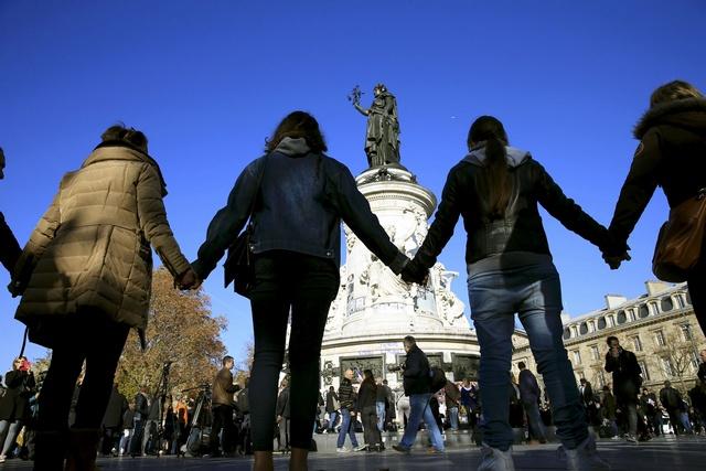 EmmaDaly's tweet photo. It's vital to defend human rights at moment of profound challenge: @KenRoth #ParisAttacks  https://t.co/hcQwy4r89H https://t.co/vLoqXRinEF