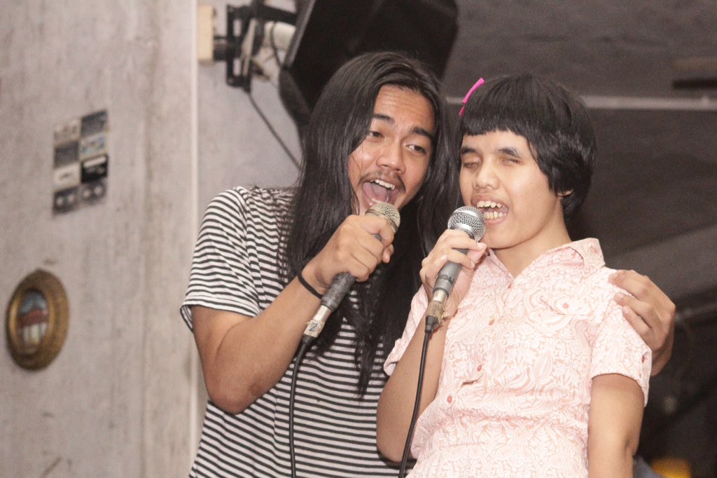 Vokalis dari <a href="/SWLegend/">Streetwalker</a> yang berkolaborasi dengan salah satu anak difabel bernama Atin :)