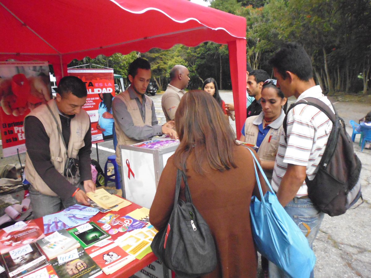 catedradelapaz's tweet photo. difundimos los diplomados @DDHHFrontera en @HechoenMerida15 con agrado de personas en #ExpoFeriaProductiva2015 https://t.co/NqDYOLUurs