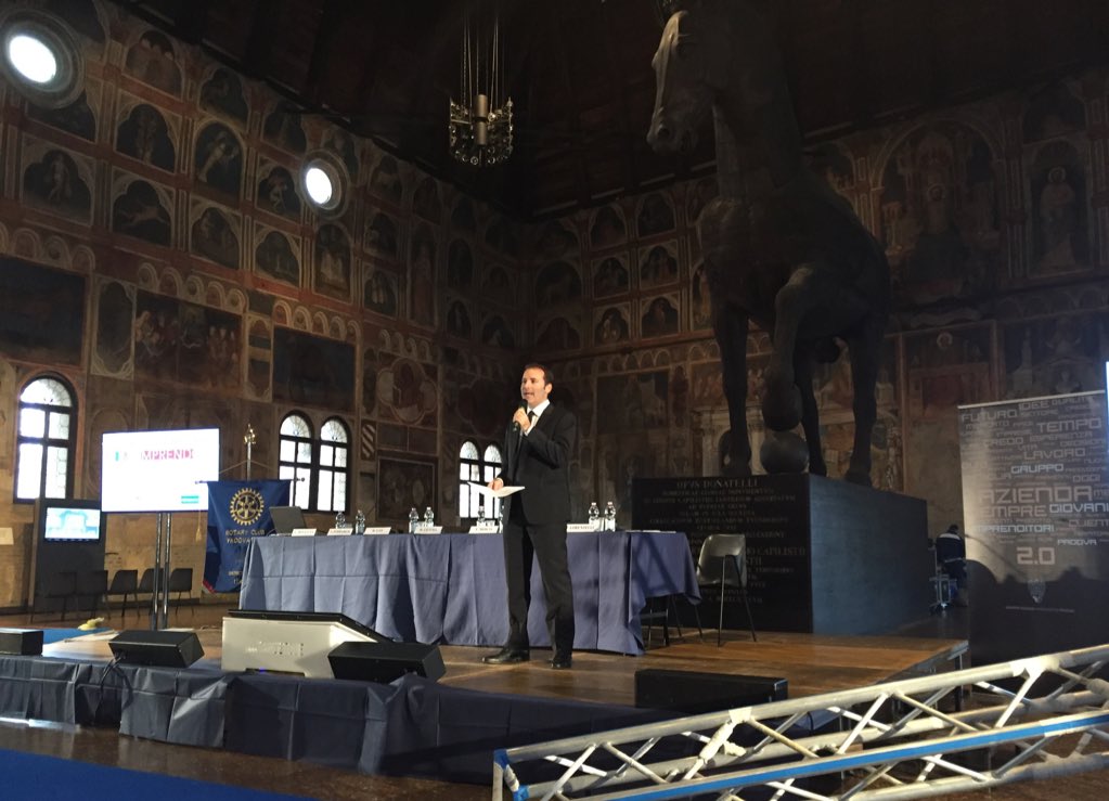 mimprendo's tweet photo. #Padova @fulviogiuliani presenta e modera l'evento finale #mimprendoitalia all'interno del Palazzo della Ragione. https://t.co/XGtY4DvctF