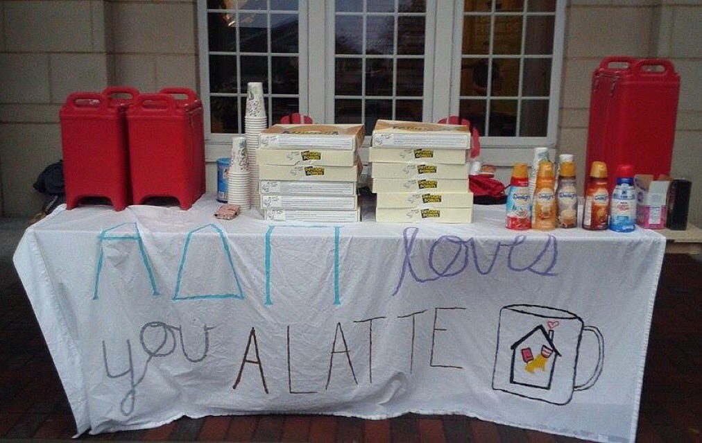 aineee77's tweet image. Coffee, donuts, and hot chocolate! All proceeds go to RMH! We take cards! #adpilovesyoualatte #adpi #rmh #jewellplc